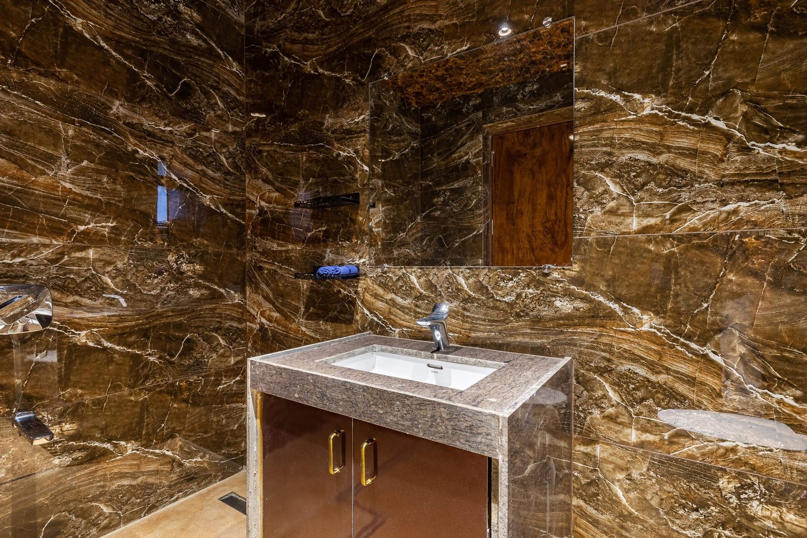 Coastal Diaries Restaurant — Bathroom